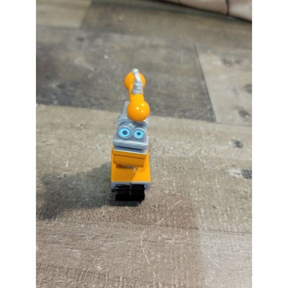 SML Orange robot toy figure happy - Picture 2 of 5
